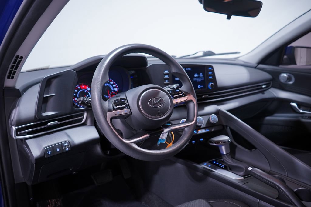 Used 2023 Hyundai Elantra SE w/ Cargo Package image 6