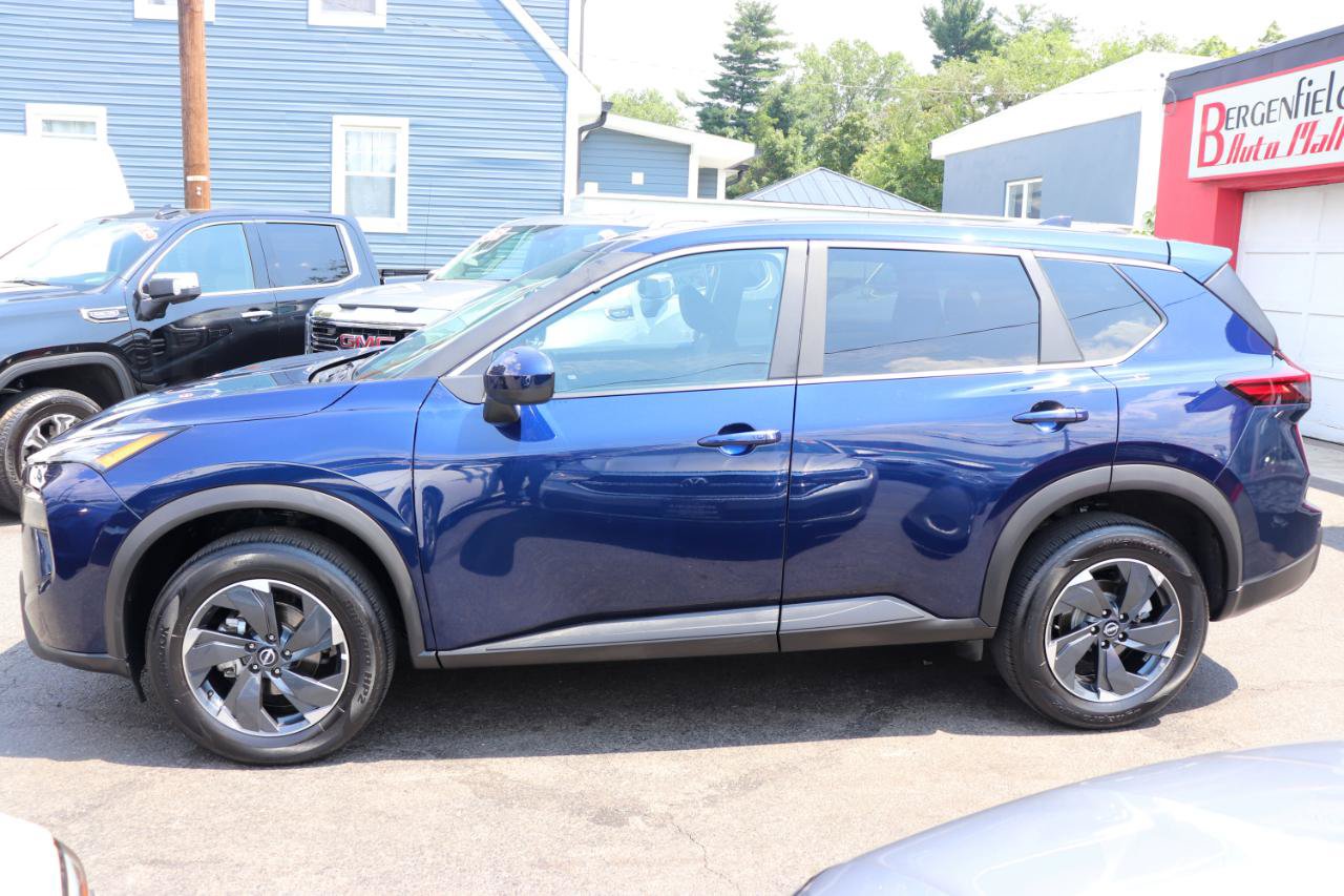 Used 2026 Nissan Rogue SV AWD/4WD image 2