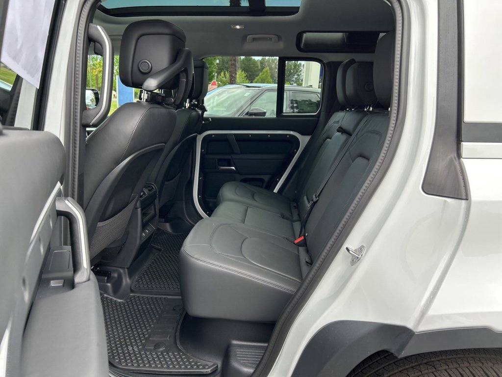 New 2025 Land Rover Defender 110 S image 5