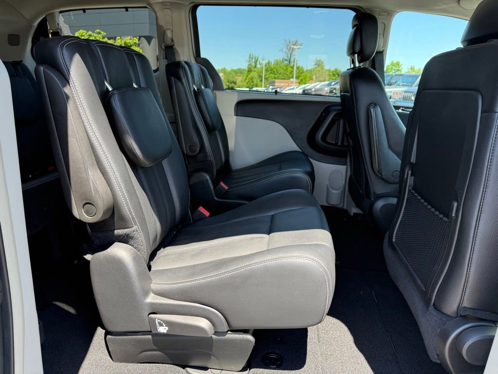 Used 2015 Chrysler Town & Country Touring w/ Driver Convenience Group FWD image 31