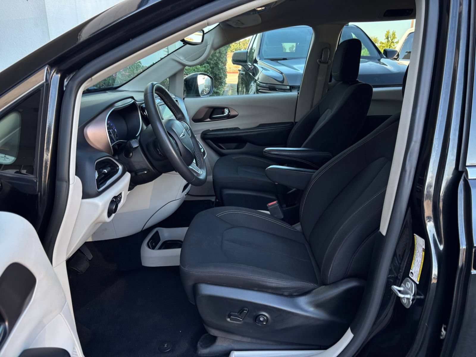Used 2023 Chrysler Voyager LX FWD image 28