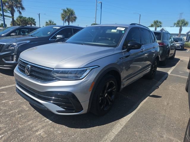 Used 2023 Volkswagen Tiguan SE R-Line FWD image 2