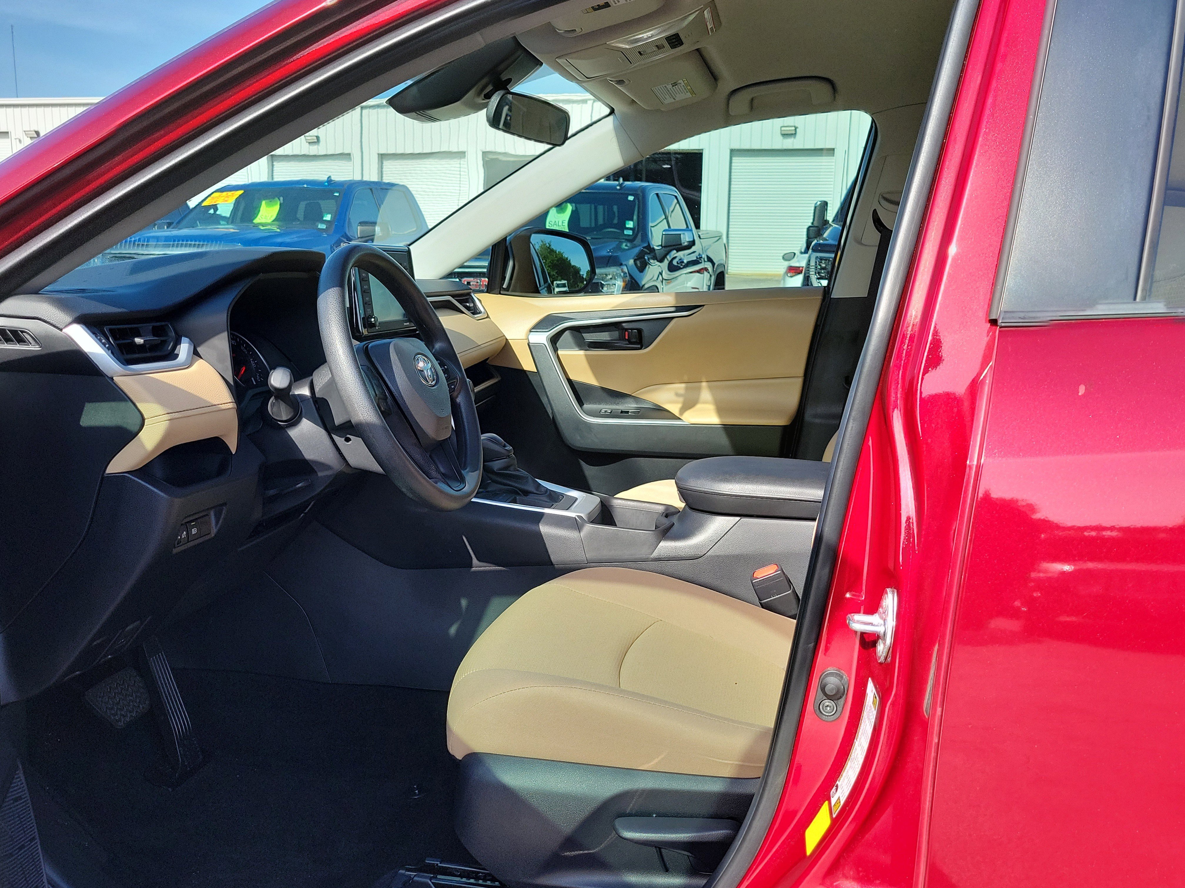 Used 2022 Toyota RAV4 LE FWD image 18