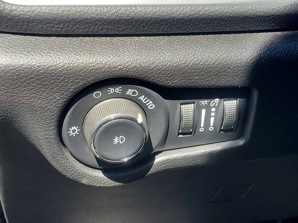 Used 2025 Chrysler Pacifica Limited FWD image 8