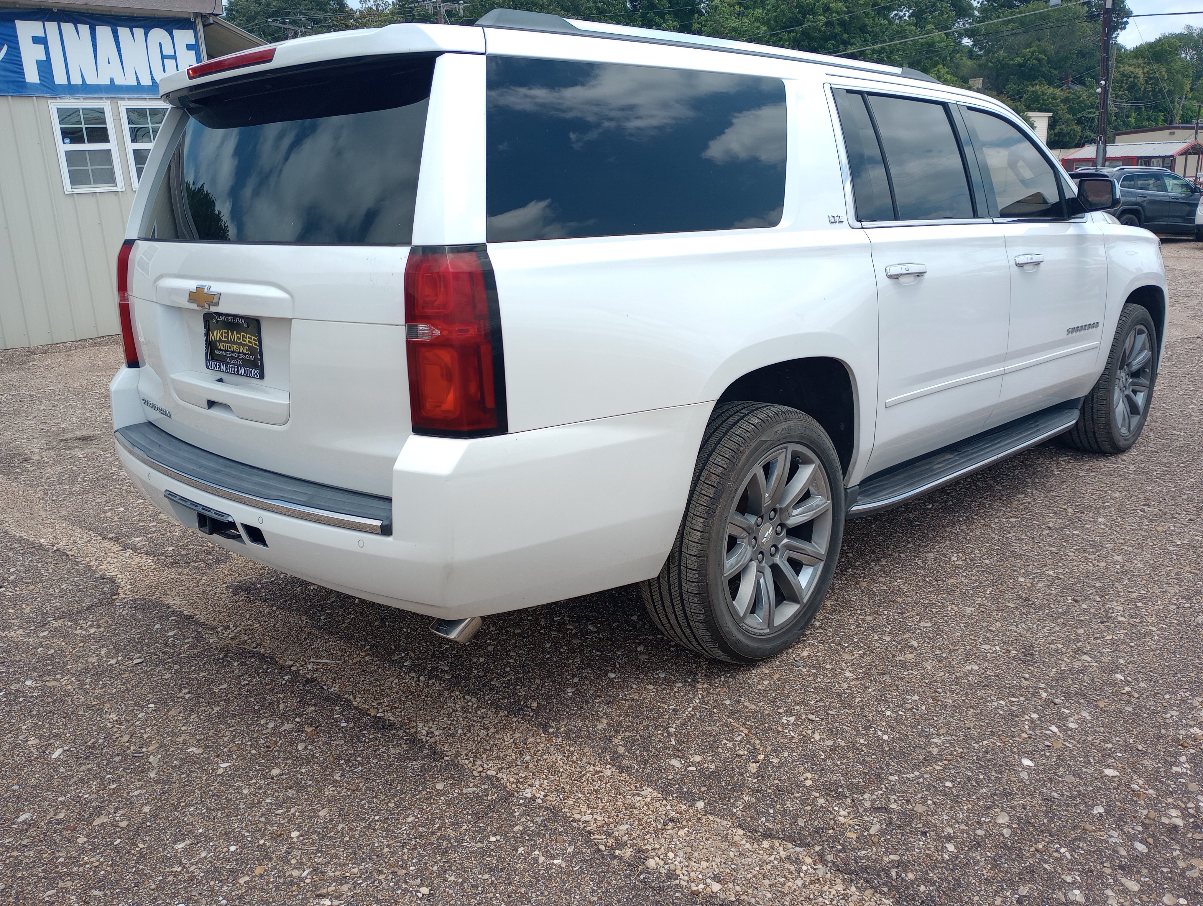 Used 2016 Chevrolet Suburban LTZ RWD image 7