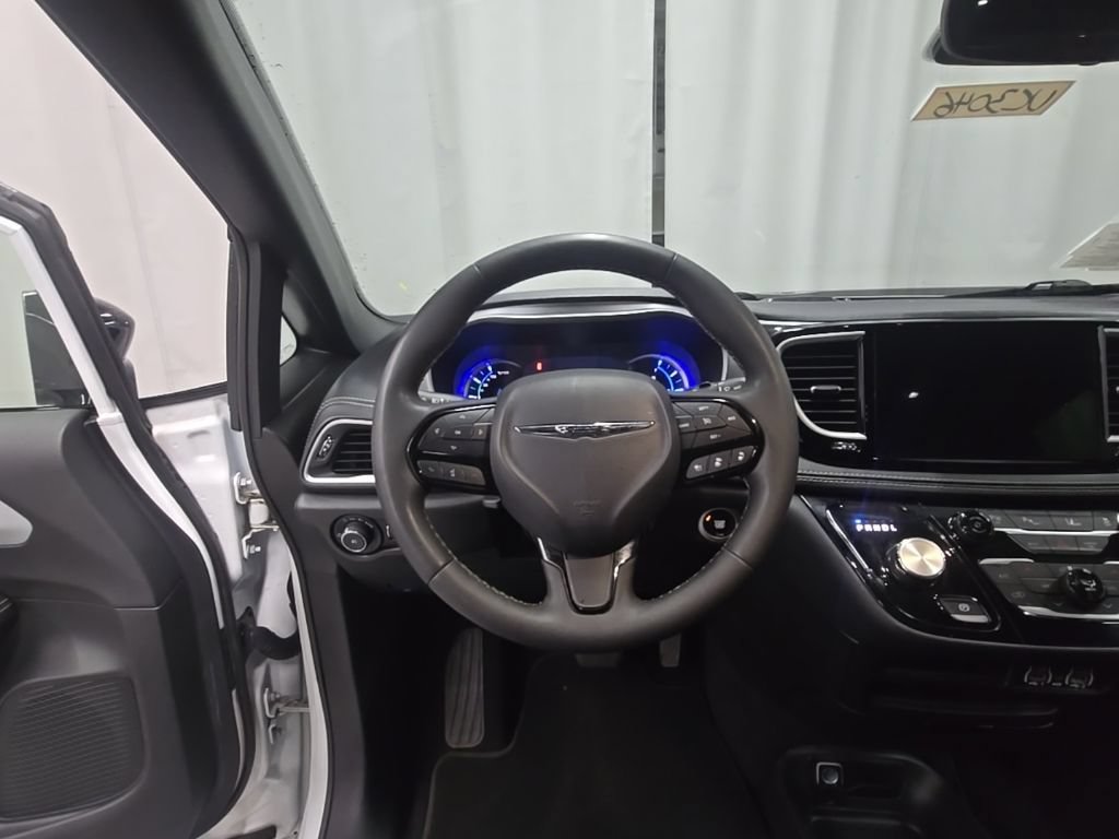 Used 2024 Chrysler Pacifica Limited FWD image 31