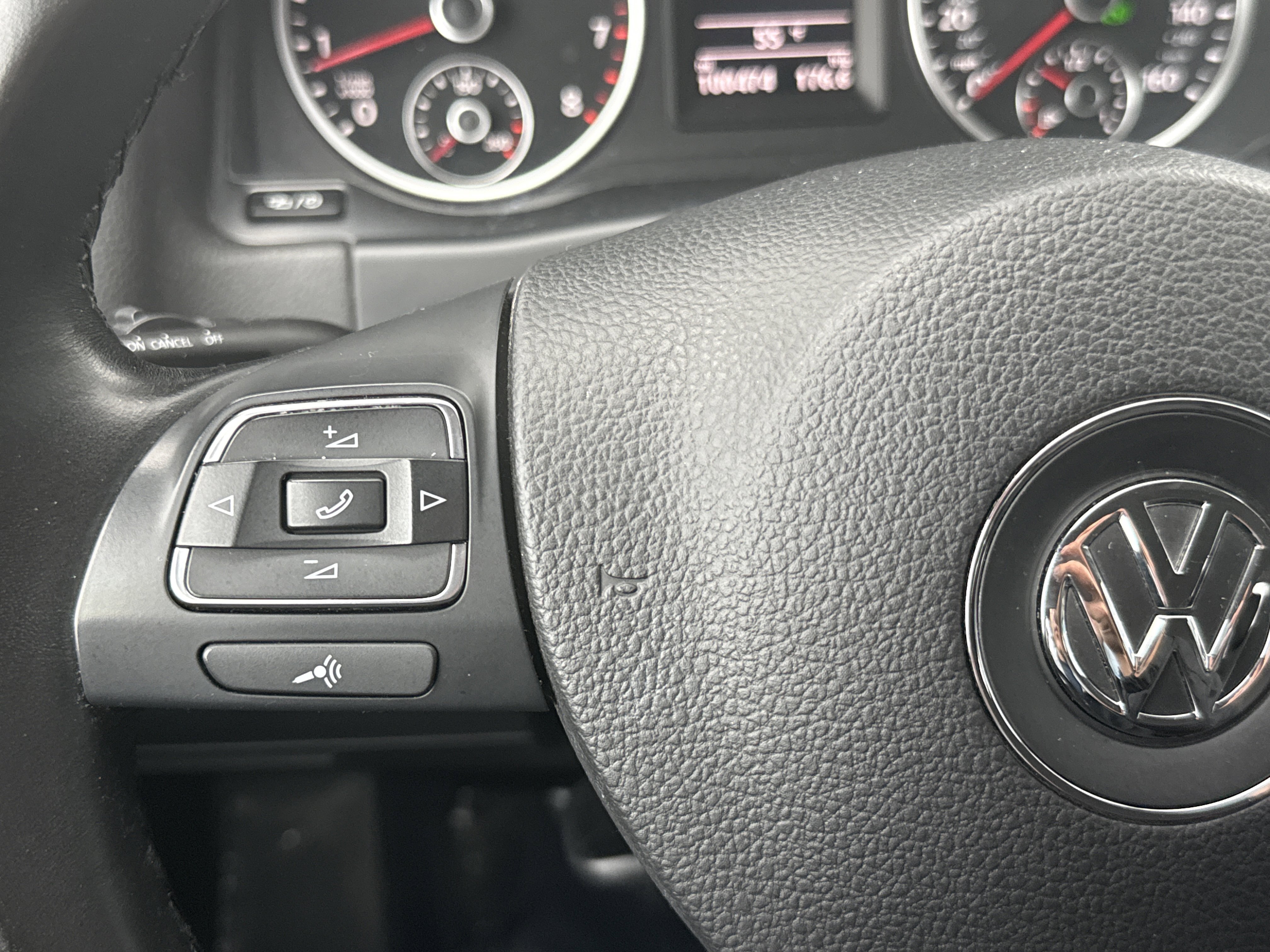 Used 2018 Volkswagen Tiguan Limited w/ Premium Package image 16