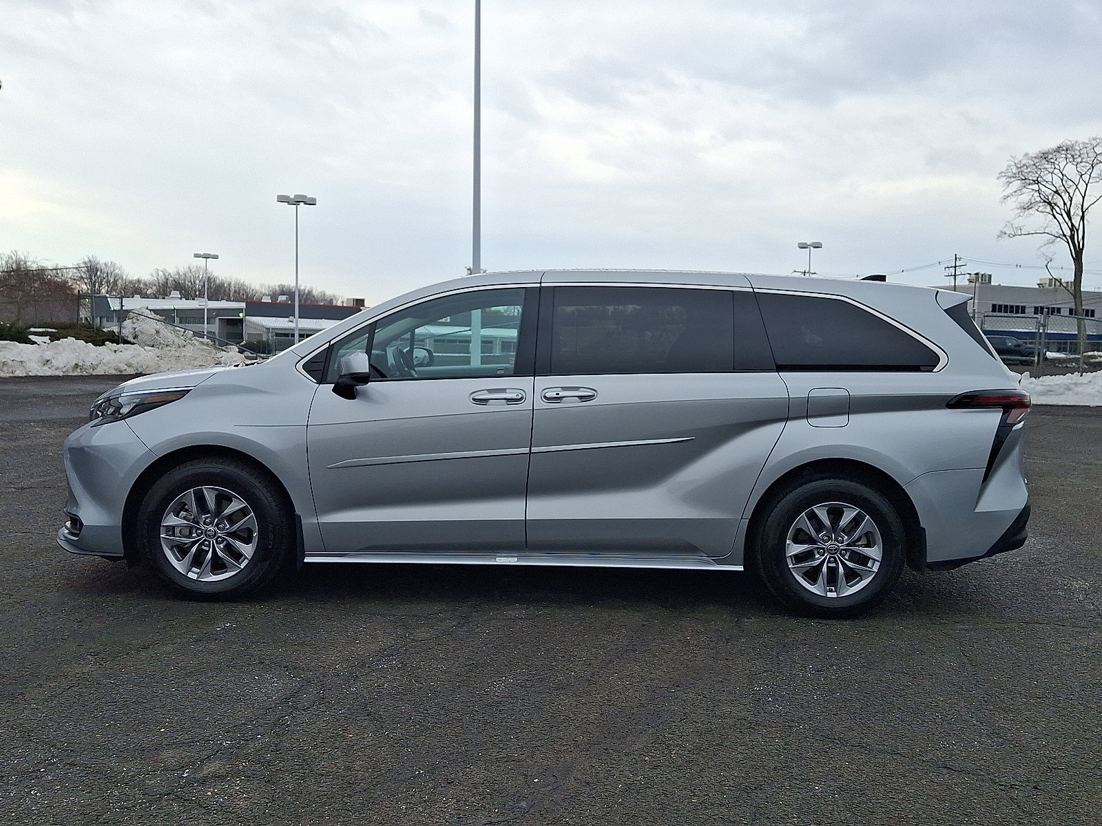 Used 2025 Toyota Sienna XLE image 4