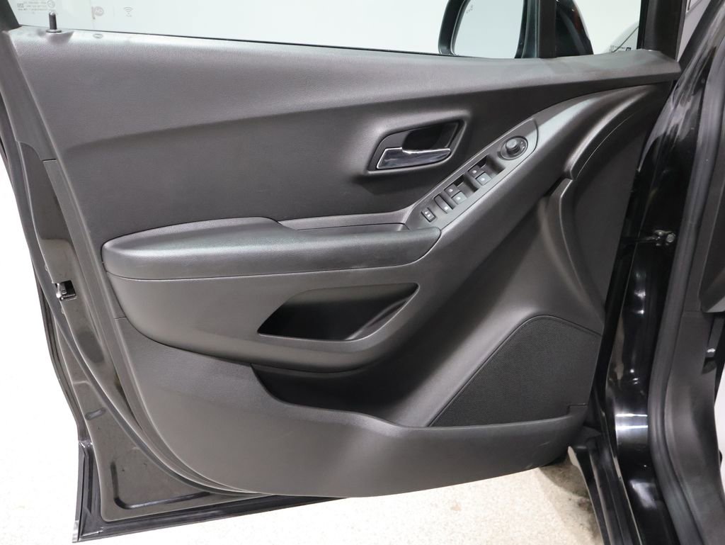 Used 2021 Chevrolet Trax LT w/ Redline Edition AWD/4WD image 13