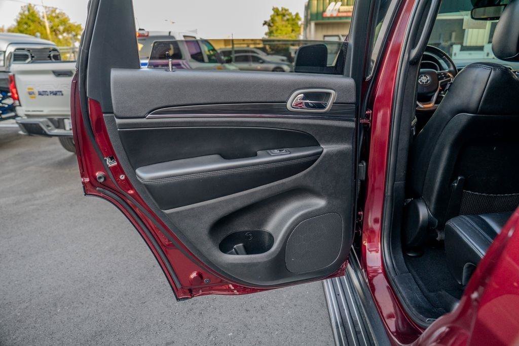 Used 2019 Jeep Grand Cherokee Limited AWD/4WD image 14