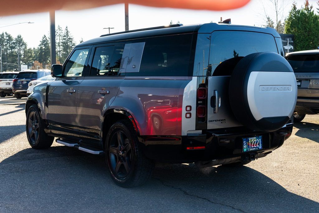 Used 2023 Land Rover Defender 130 X-Dynamic SE image 4