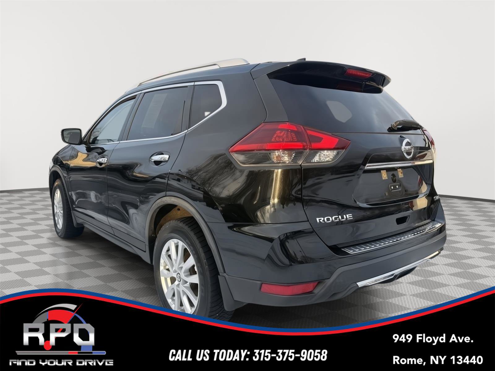 Used 2018 Nissan Rogue SV image 3