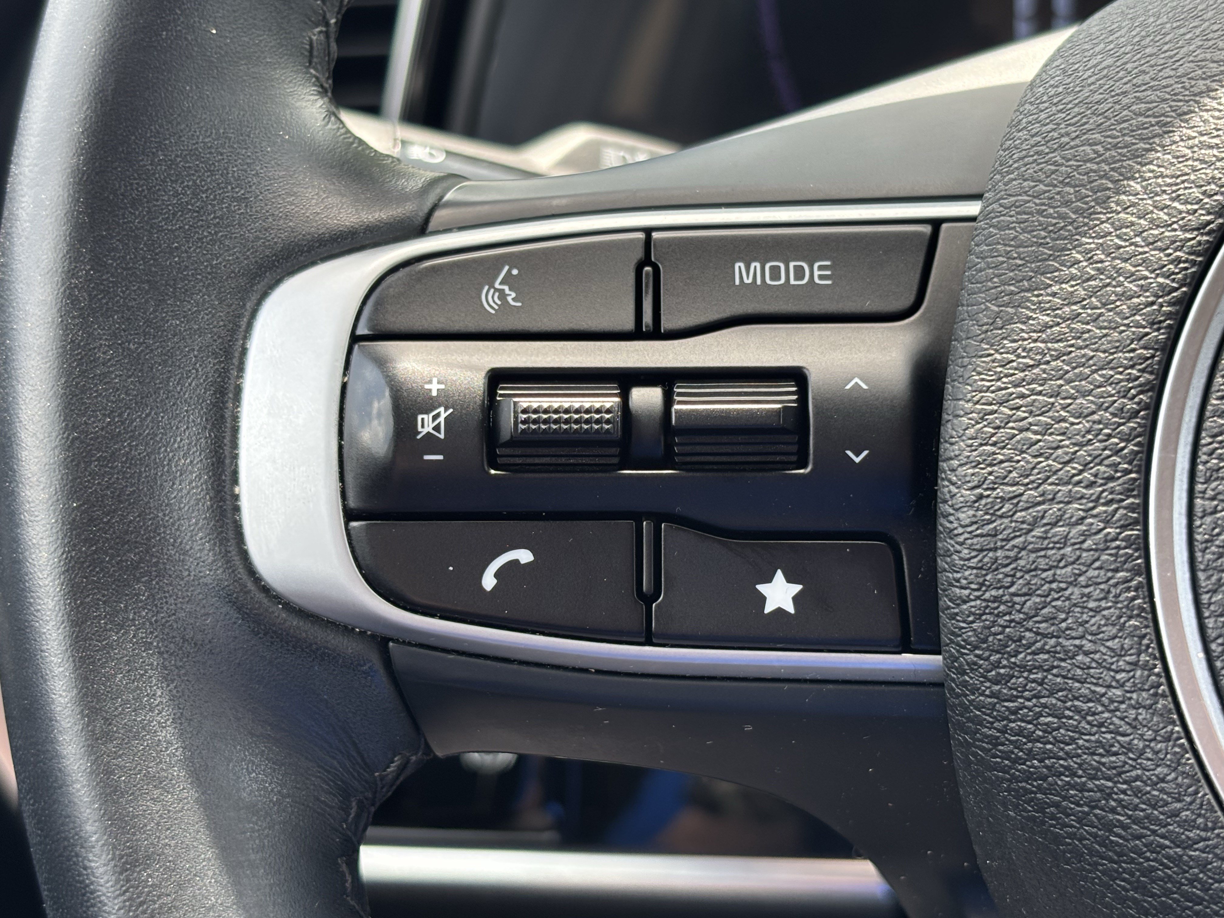 Used 2025 Kia Sportage EX FWD image 19