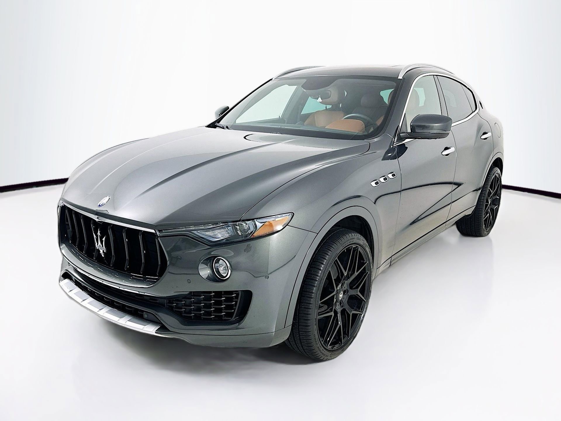 Used 2017 Maserati Levante w/ Luxury Package AWD/4WD image 3