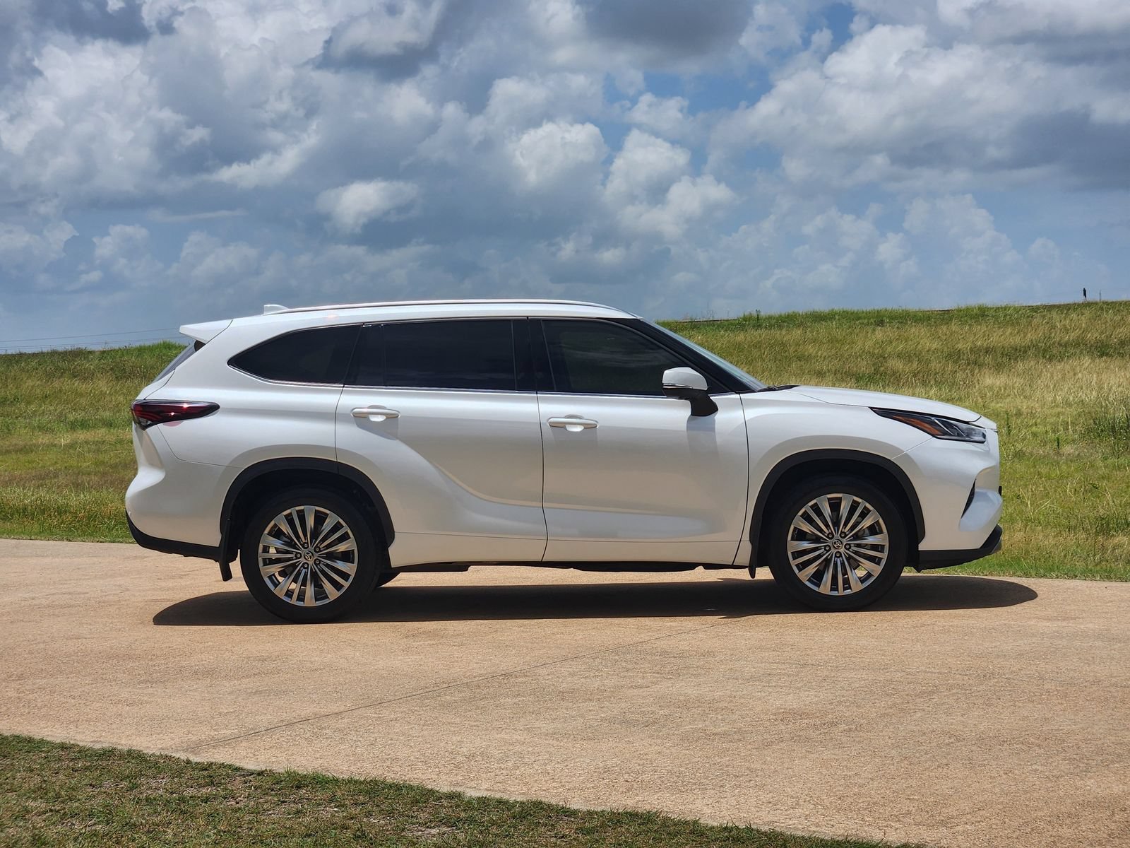 Used 2025 Toyota Highlander Platinum AWD/4WD image 7