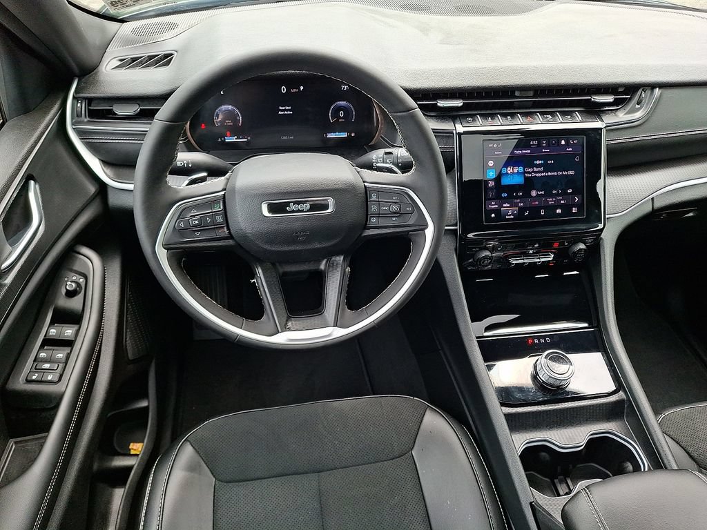 Used 2025 Jeep Grand Cherokee Altitude AWD/4WD image 2