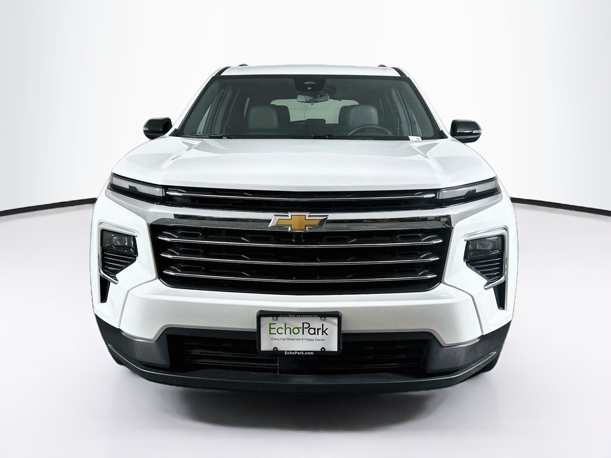 Used 2025 Chevrolet Traverse LT FWD image 2