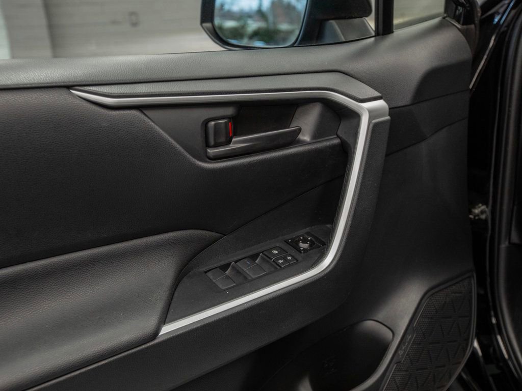 Used 2021 Toyota RAV4 SE image 28