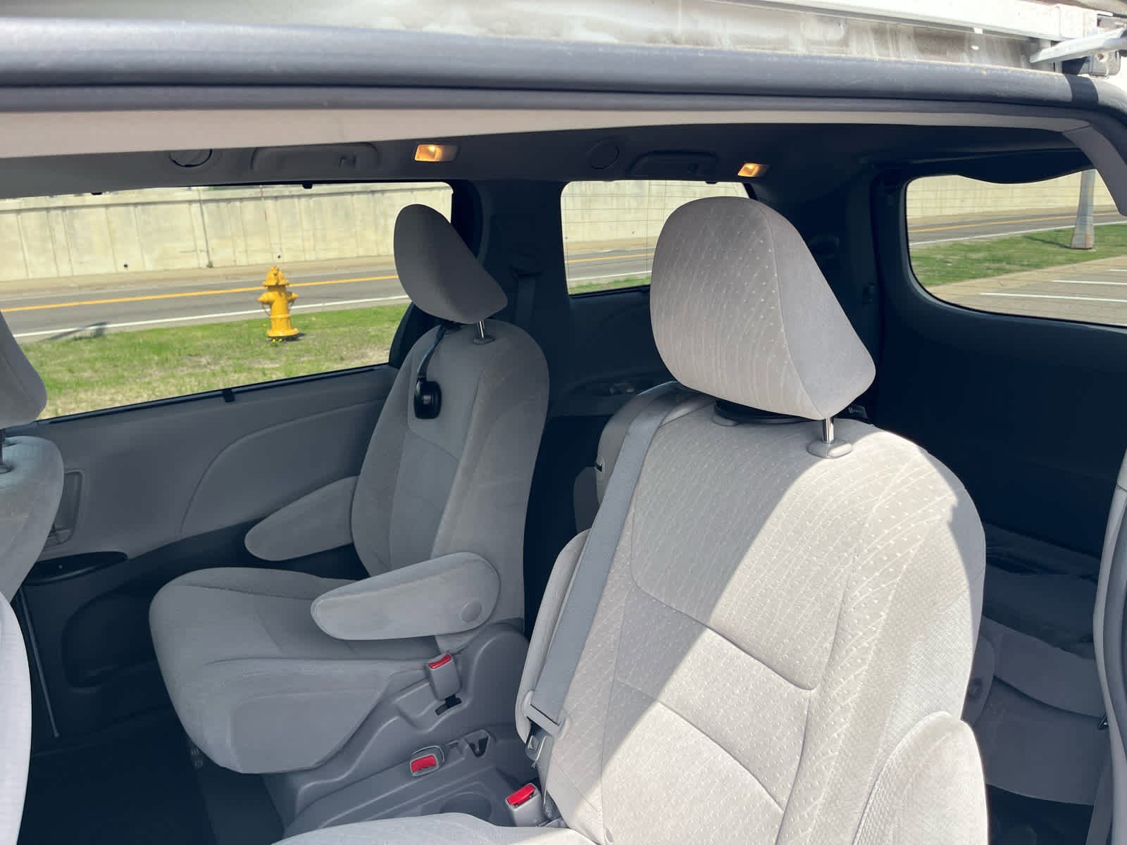 Used 2018 Toyota Sienna LE w/ Carpet Mat Package FWD image 8