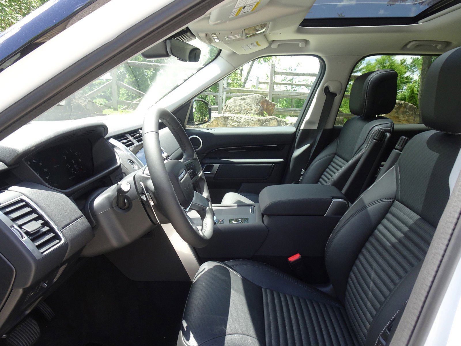 New 2024 Land Rover Discovery S image 2