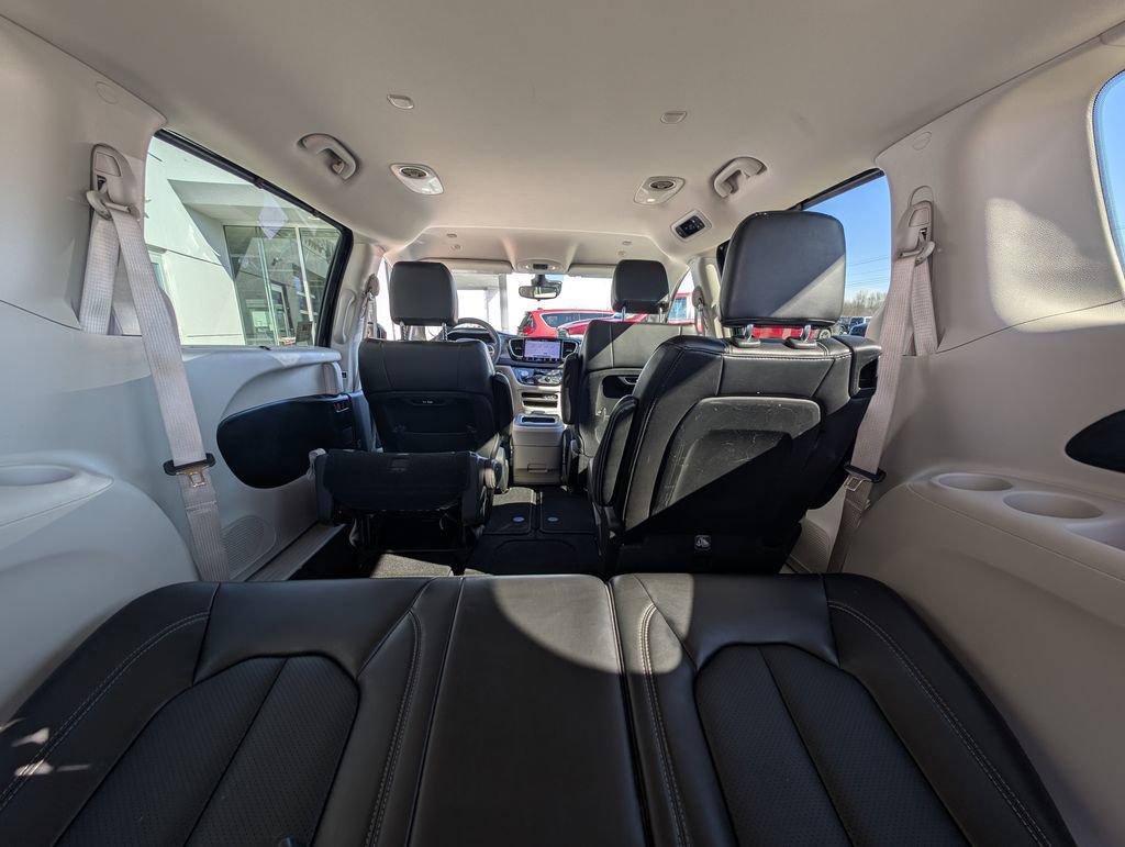 Used 2024 Chrysler Pacifica Touring-L image 19