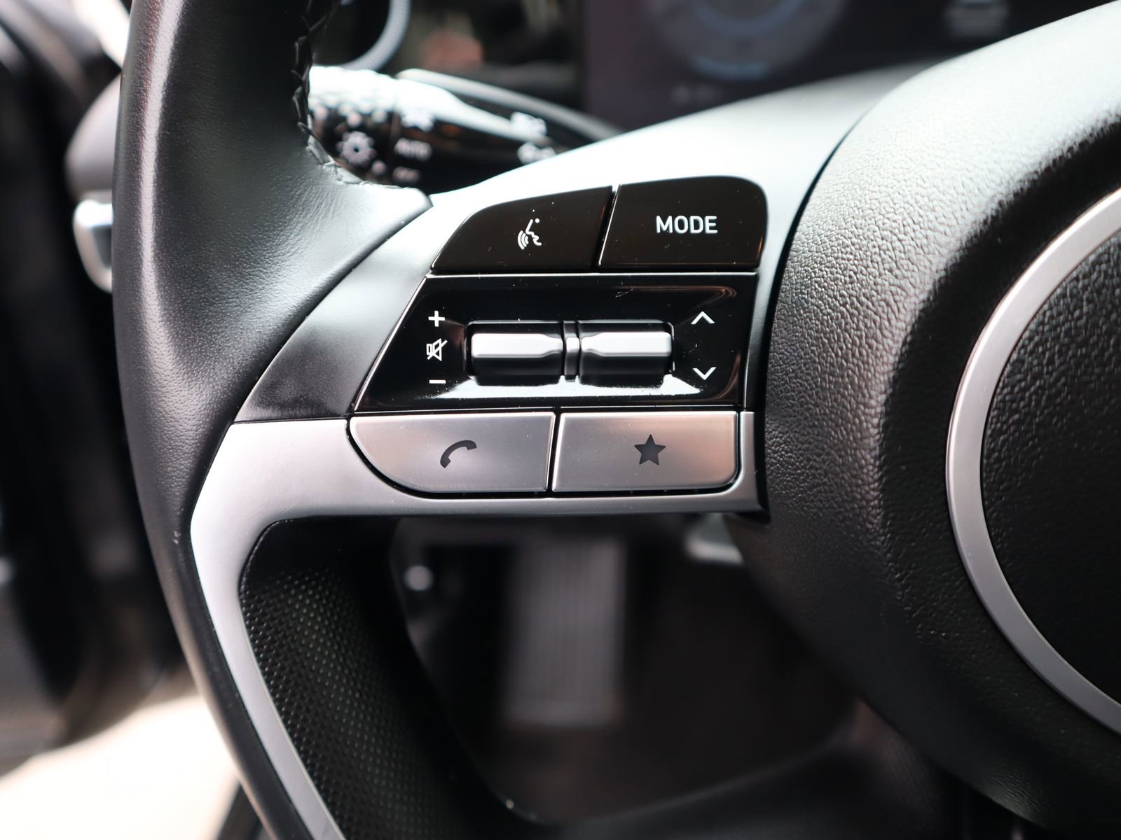 Used 2024 Hyundai Elantra Limited image 39