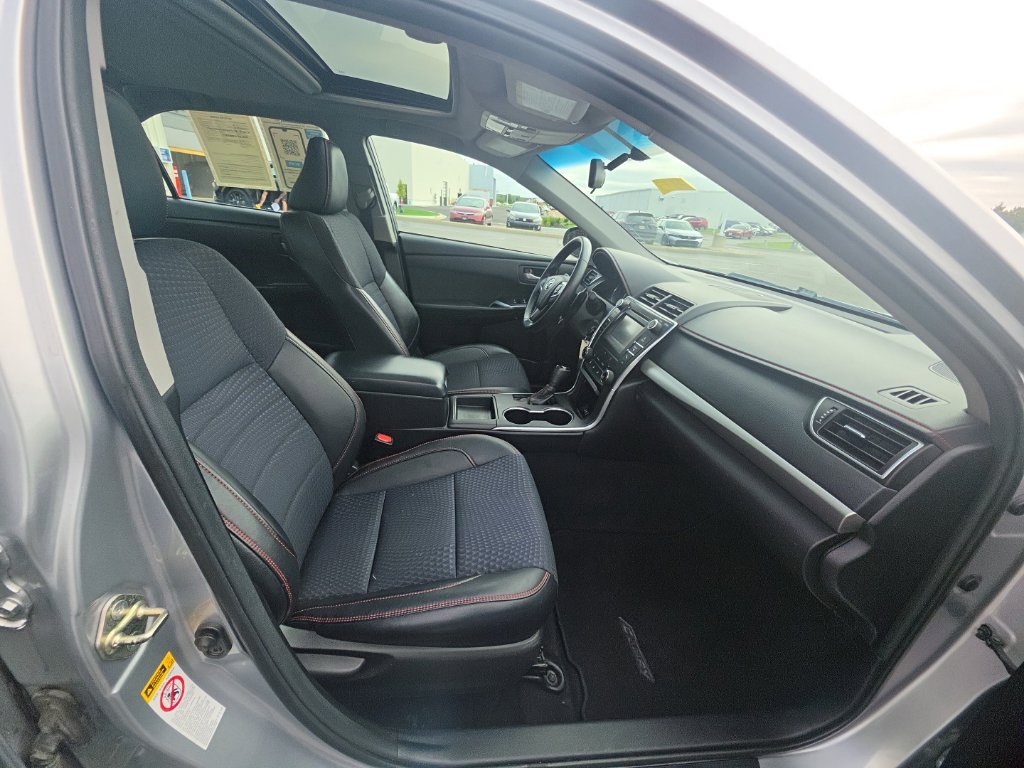 Used 2015 Toyota Camry SE w/ Moonroof Package FWD image 36
