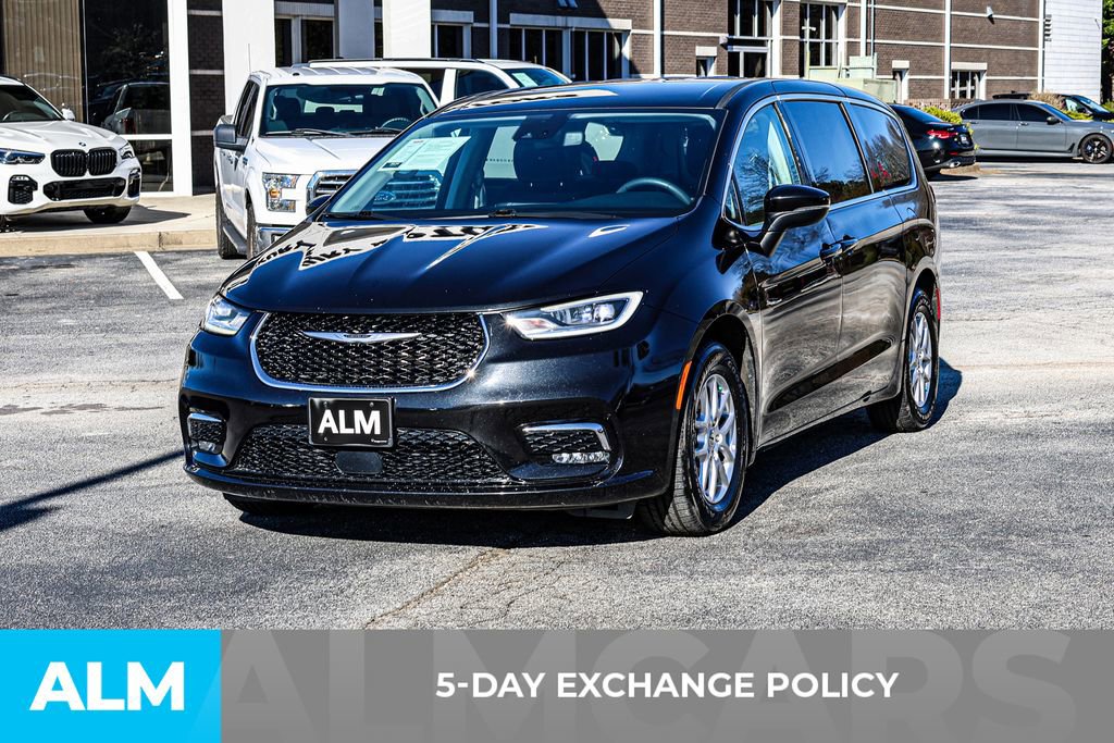 Used 2023 Chrysler Pacifica Touring-L image 4