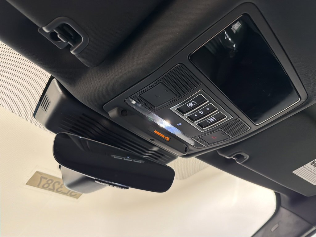 New 2025 Land Rover Discovery S image 18