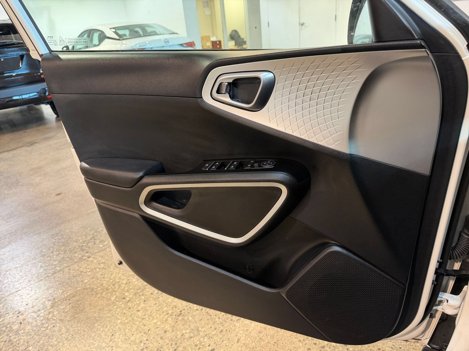 Used 2025 Kia Soul LX w/ LX Technology Package FWD image 18
