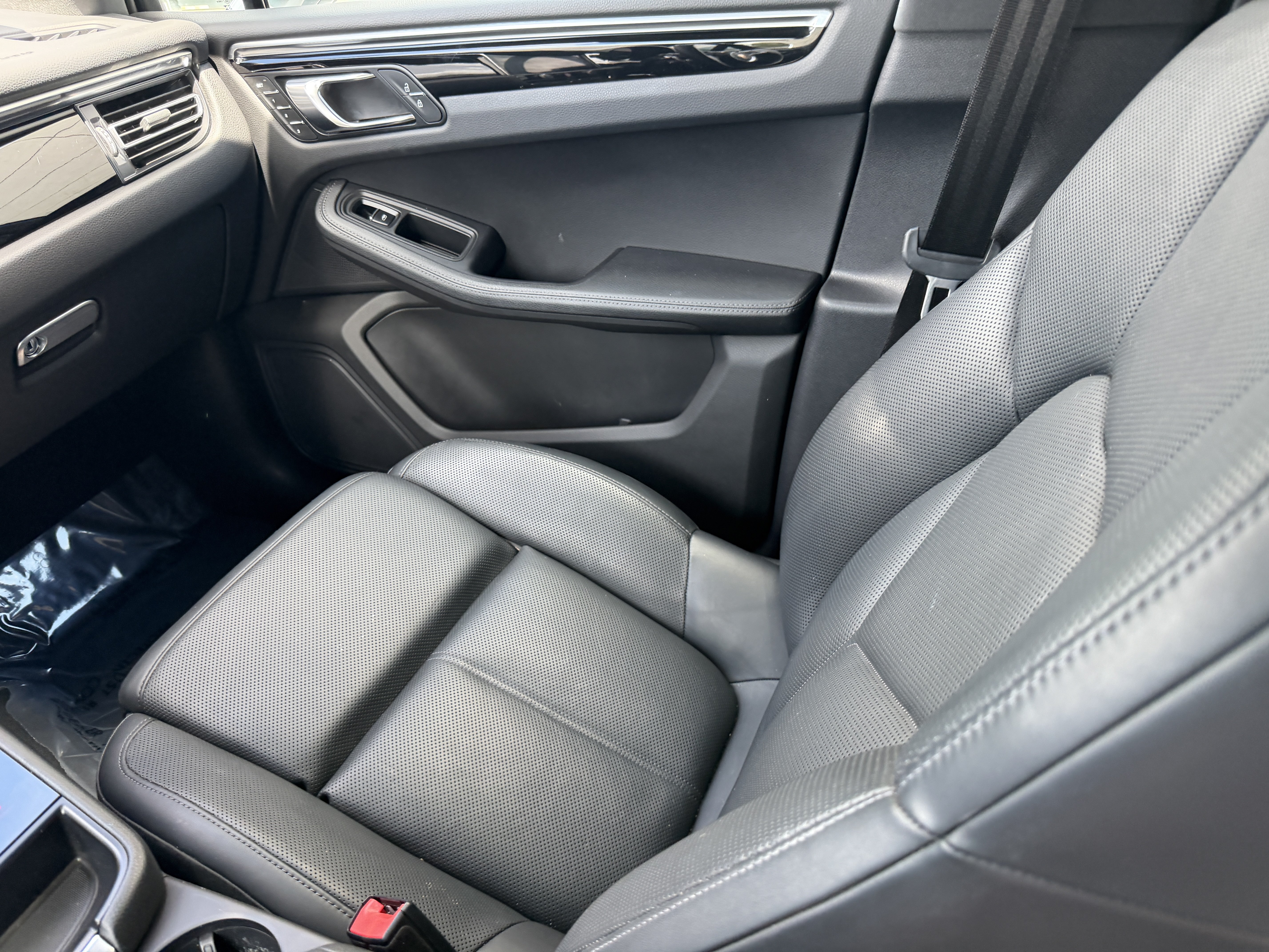 Certified 2023 Porsche Macan AWD/4WD image 15
