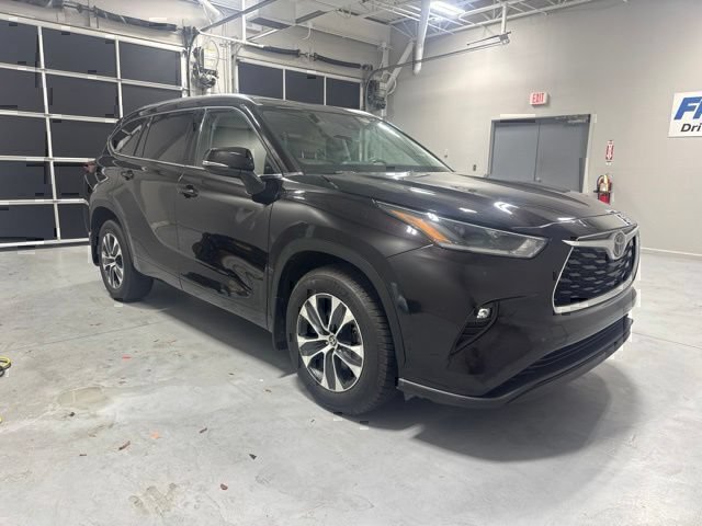Used 2021 Toyota Highlander XLE AWD/4WD image 3