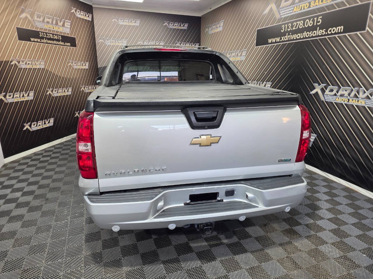Used 2011 Chevrolet Avalanche LTZ RWD image 11