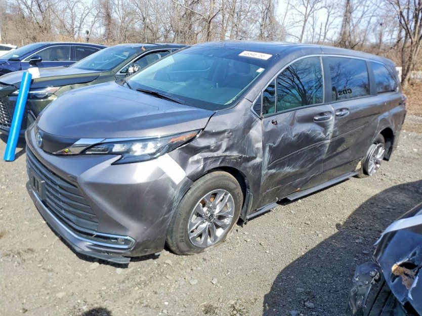 Used 2024 Toyota Sienna XLE image 2