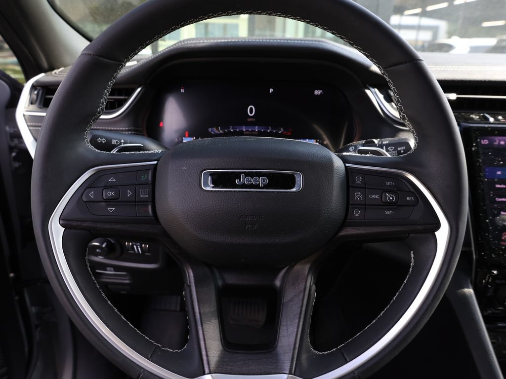 Used 2025 Jeep Grand Cherokee Limited w/ Black Appearance Package RWD image 34