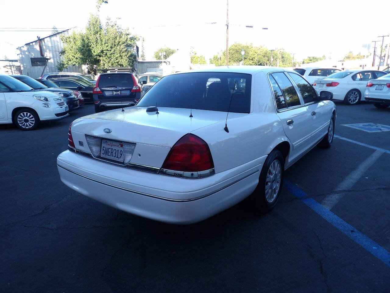 Used 2005 Ford Crown Victoria LX RWD image 3