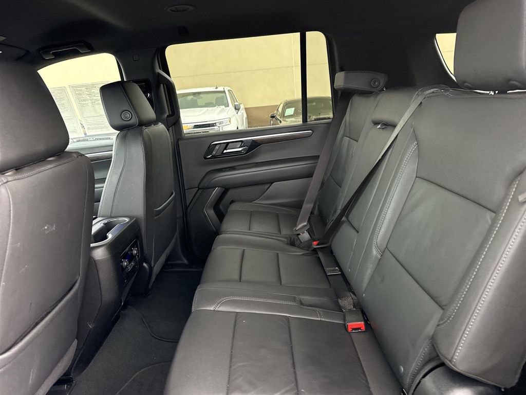 Used 2025 Chevrolet Suburban Z71 image 22