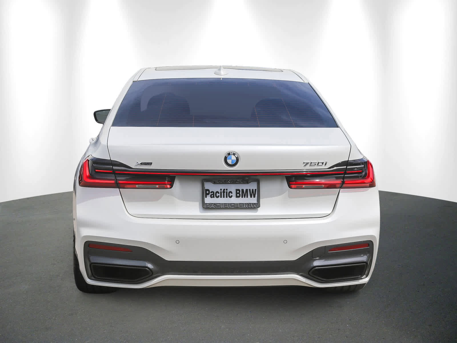 Certified 2022 BMW 750i xDrive w/ Autobahn Package image 5