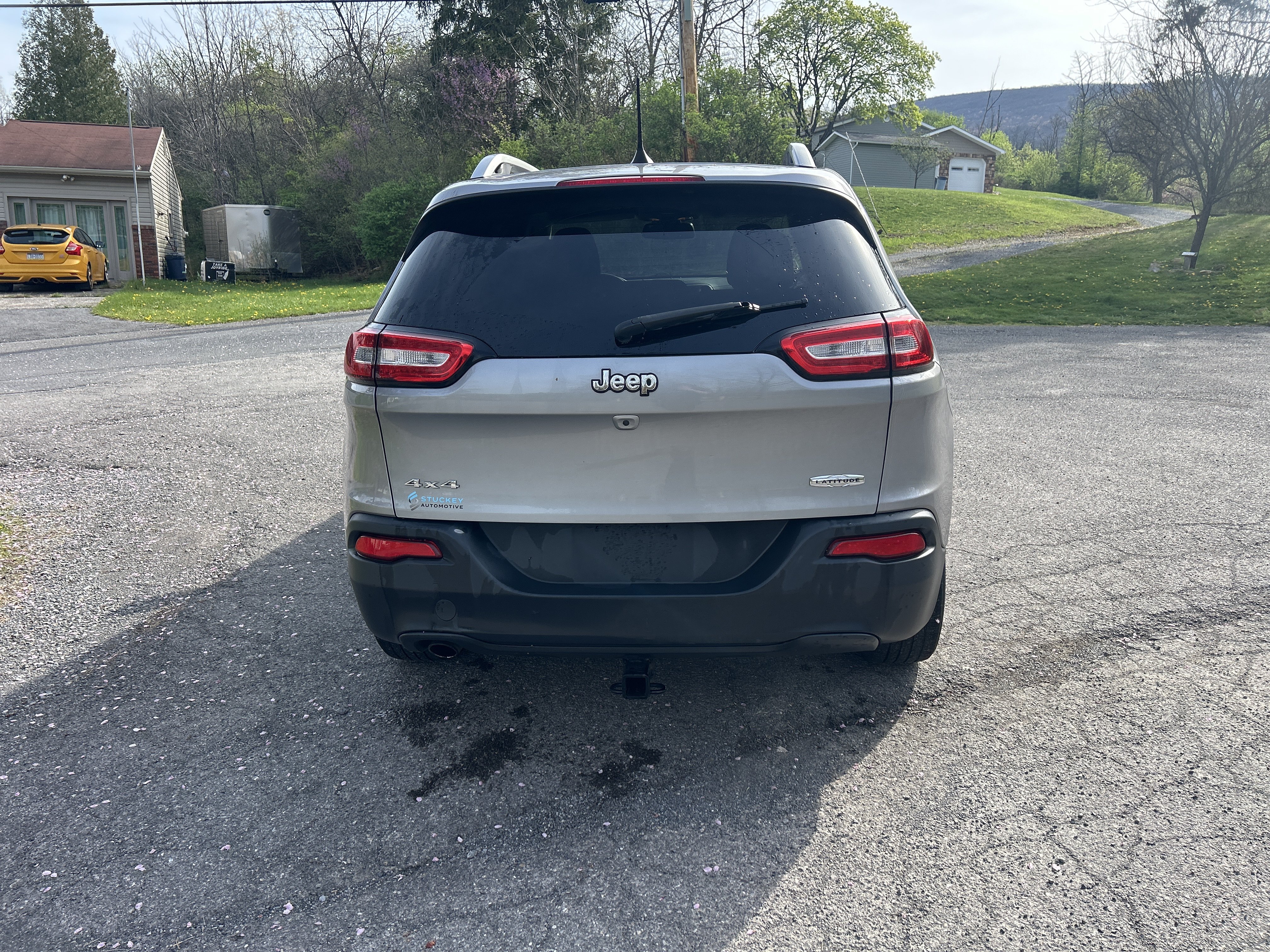 Used 2017 Jeep Cherokee Latitude AWD/4WD image 4