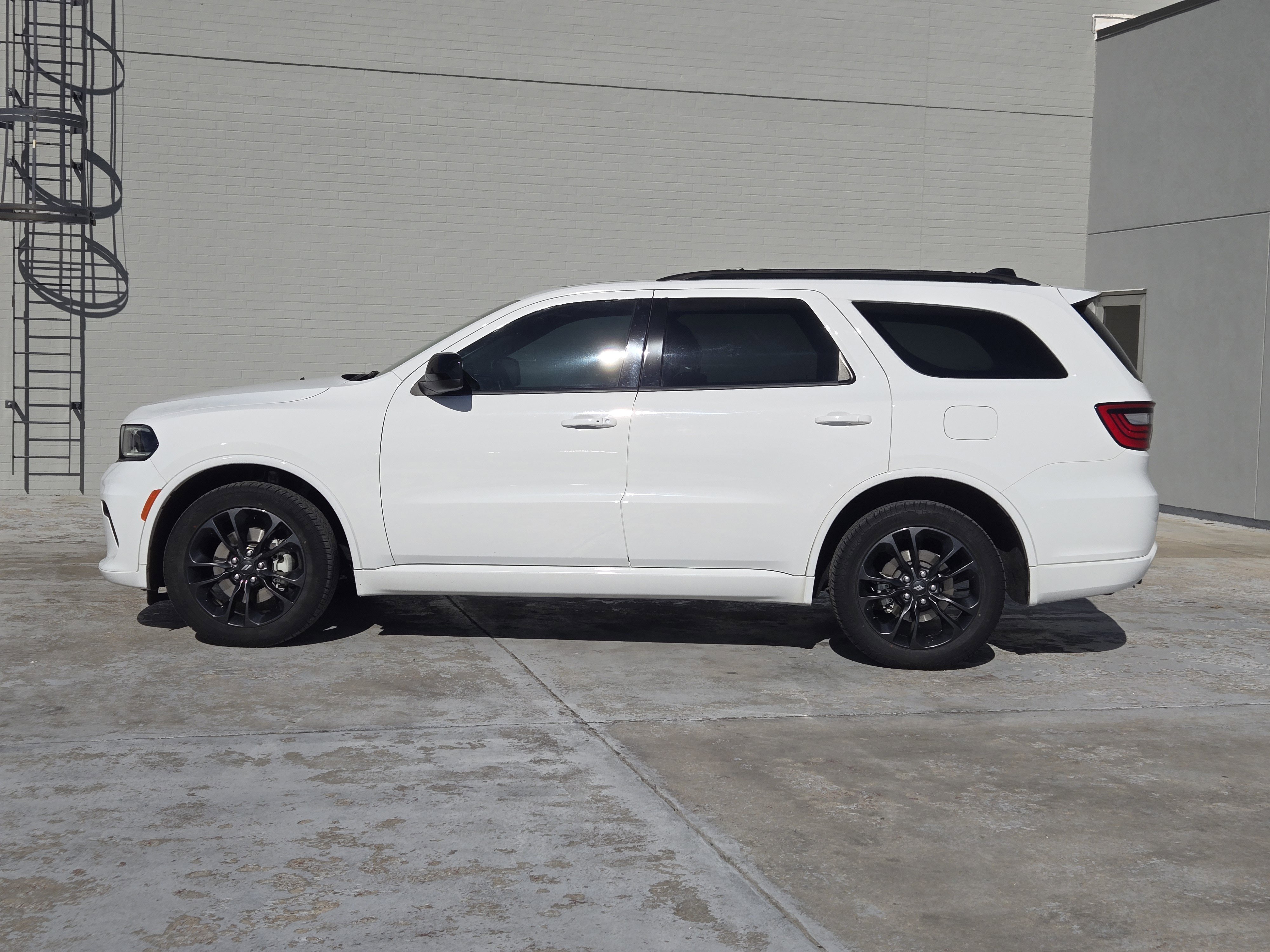 Used 2023 Dodge Durango SXT w/ SXT Blacktop Group image 5