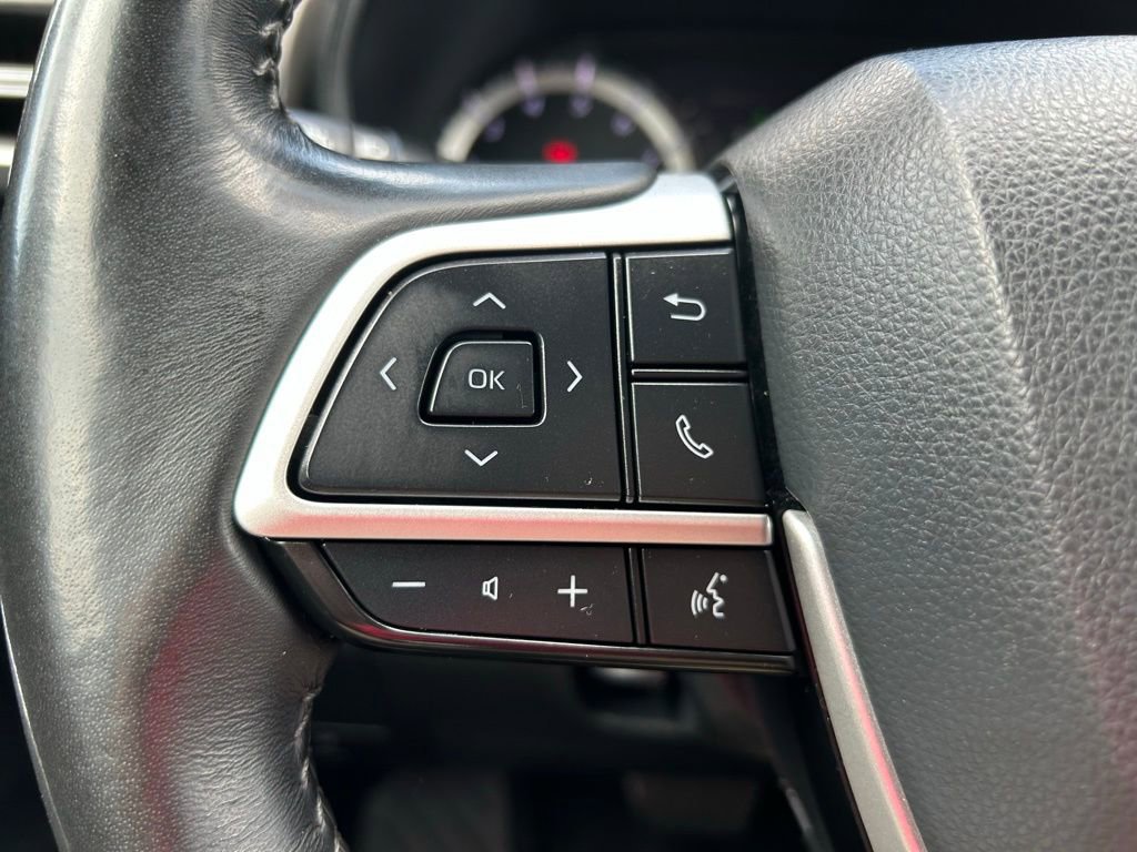 Used 2024 Toyota Highlander LE FWD image 21