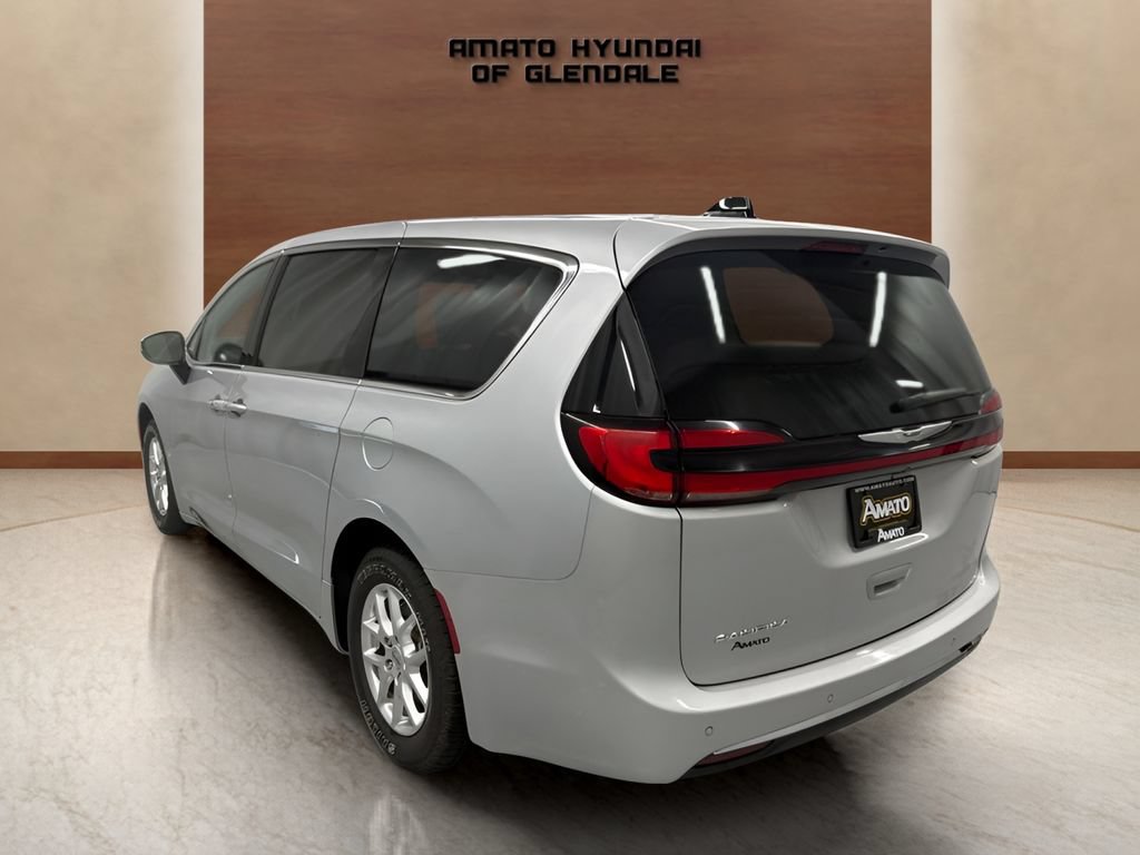 Used 2023 Chrysler Pacifica Touring-L FWD image 4