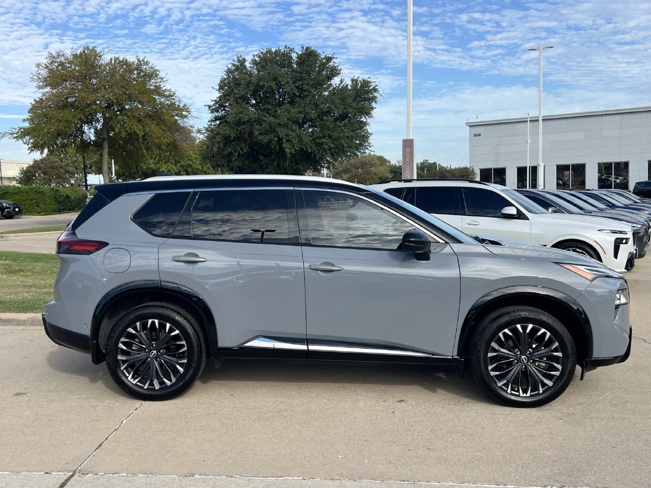 Used 2024 Nissan Rogue Platinum FWD image 3