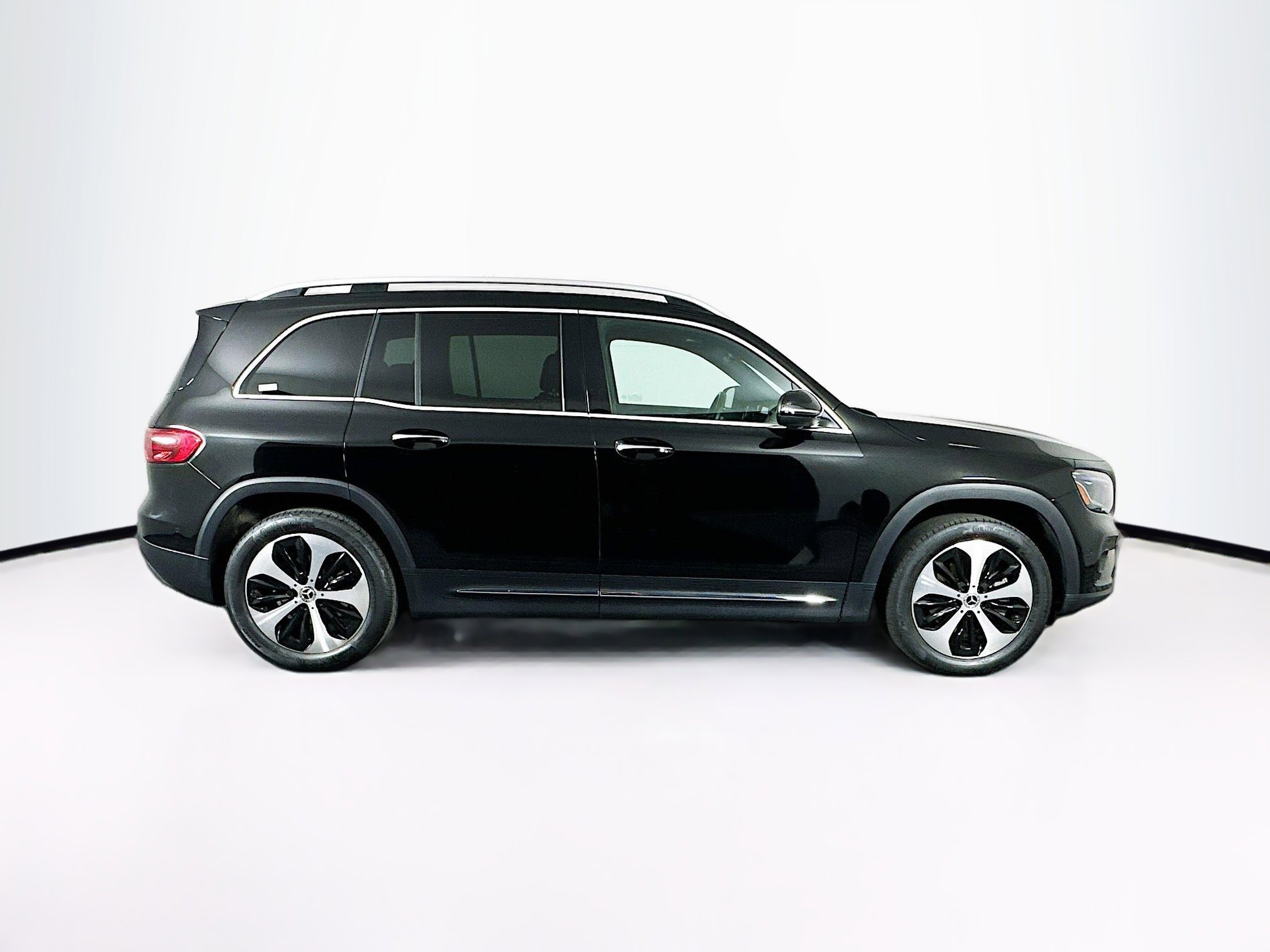 Used 2025 Mercedes-Benz GLB 250 4MATIC image 10