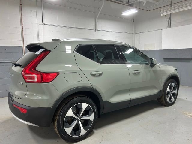 Used 2025 Volvo XC40 B5 Plus image 3