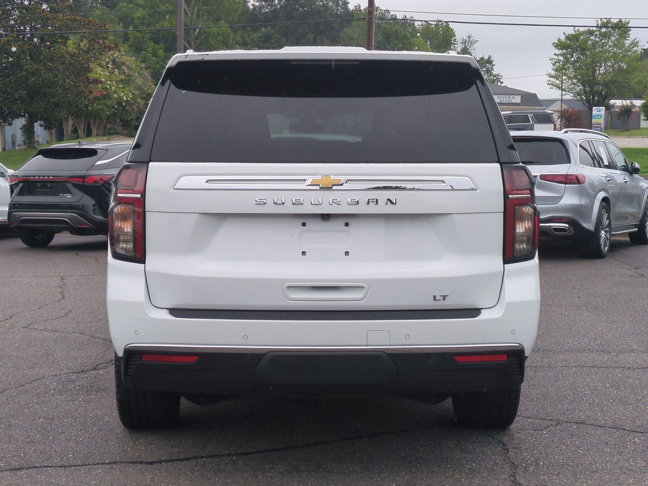 Used 2021 Chevrolet Suburban LT AWD/4WD image 3