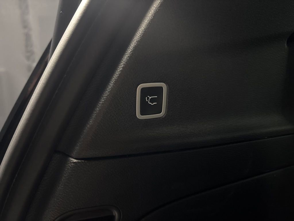 Used 2025 Chrysler Pacifica Limited image 6