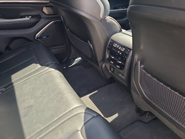 Used 2022 Jeep Grand Cherokee Overland w/ Luxury Tech Group IV RWD image 13