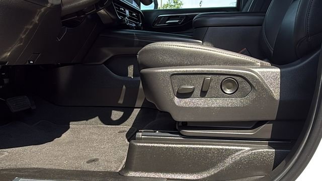 Used 2025 Chevrolet Suburban Z71 AWD/4WD image 14