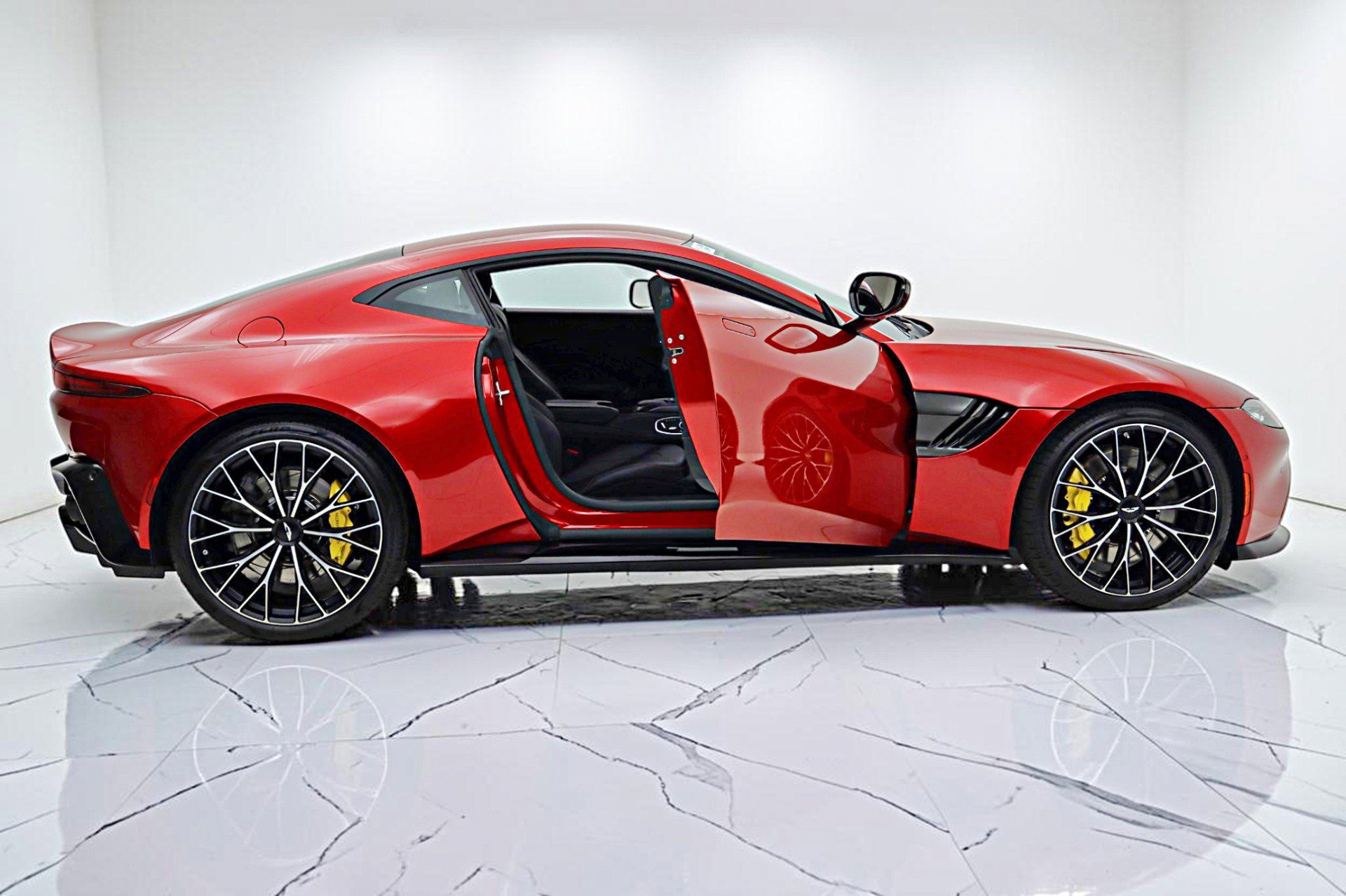 Used 2023 Aston Martin V8 Vantage Coupe RWD image 20